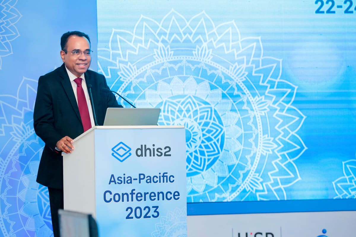 A speaker at the DHIS2 lectern addressing the plenary audience in Colombo