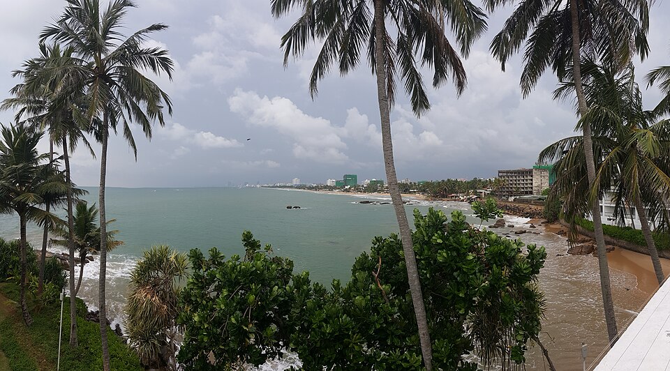 Wide sandy shoreline and ocean at Mount Lavinia Beach